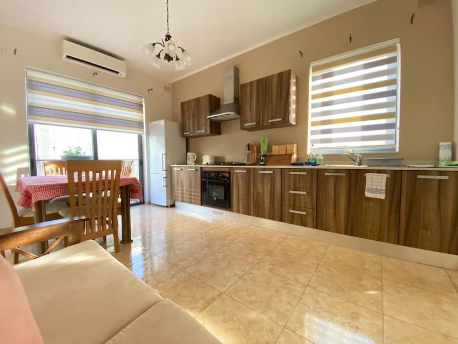 May Flower: Modern Flat Close To Airport/Bus Stops Tarxien Exteriör bild