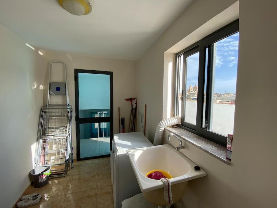 May Flower: Modern Flat Close To Airport/Bus Stops Tarxien Exteriör bild