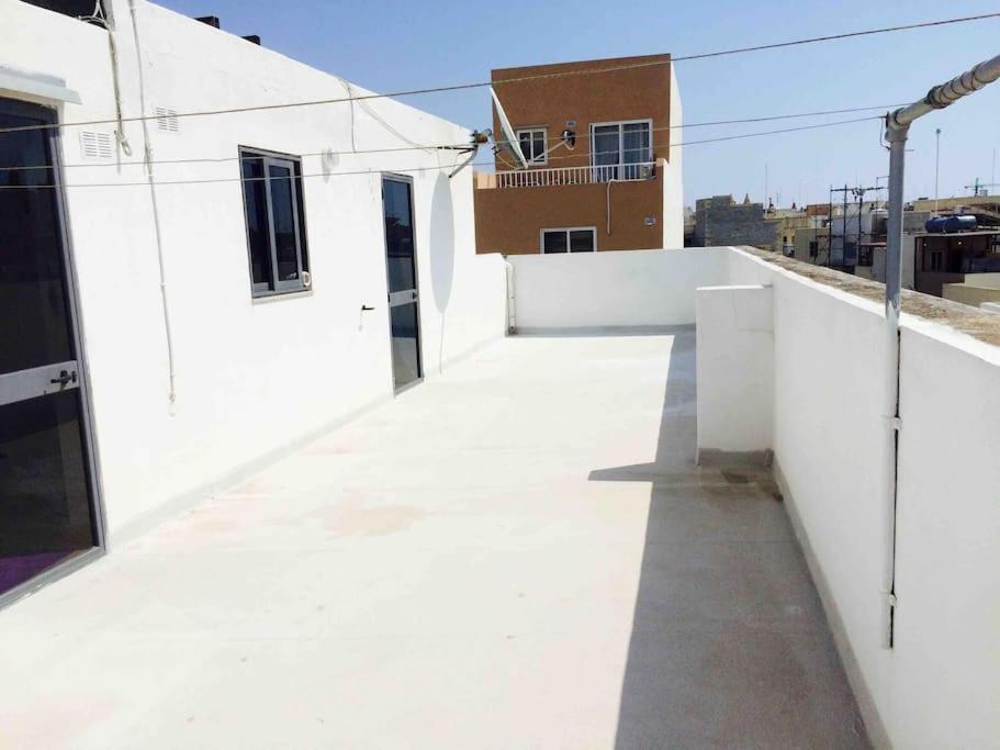 May Flower: Modern Flat Close To Airport/Bus Stops Tarxien Exteriör bild